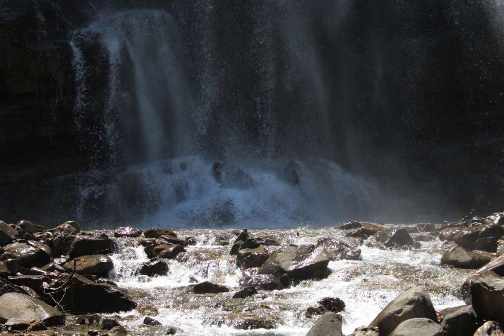 La potenza della cascata della Morricana - blog di viaggi