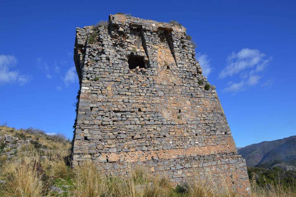 La torre Cala Fetente lungo il sentiero della Primula a Palinuro - blog di viaggi