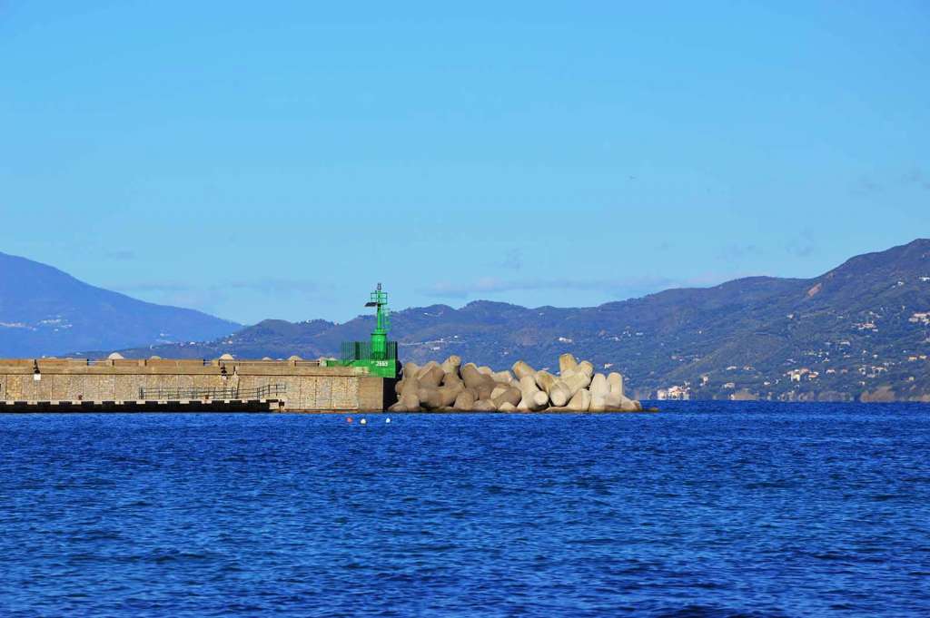Il porto di Palinuro nel Cilento visto dalla spiaggia - blog di viaggi