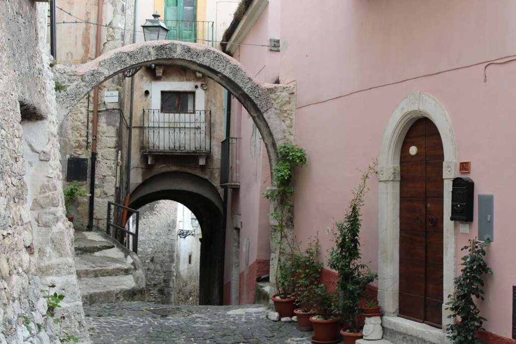 Uno scorcio nel caratteristico borgo di Pacentro in Abruzzo - blog di viaggi