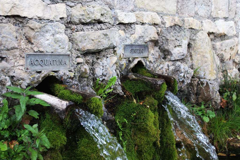Le fontane di acqua potabile nel lago di Sinizzo - blog di viaggi