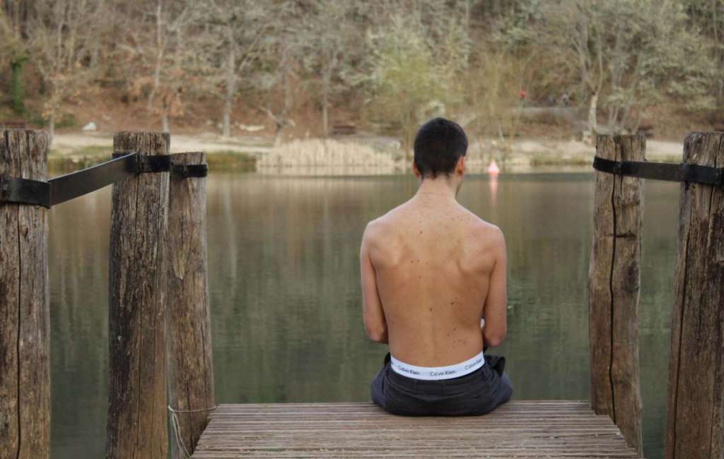 Uomo in posa sul Lago di Sinizzo - Blog di viaggi
