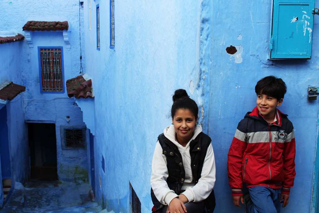 Bambini sorridenti nei vicoli di Chefchaouen in Marocco - blog di viaggi