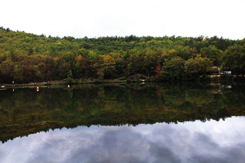 Il riflessi autunnali sul lago di Sinizzo all'Aquila - Blog di viaggi