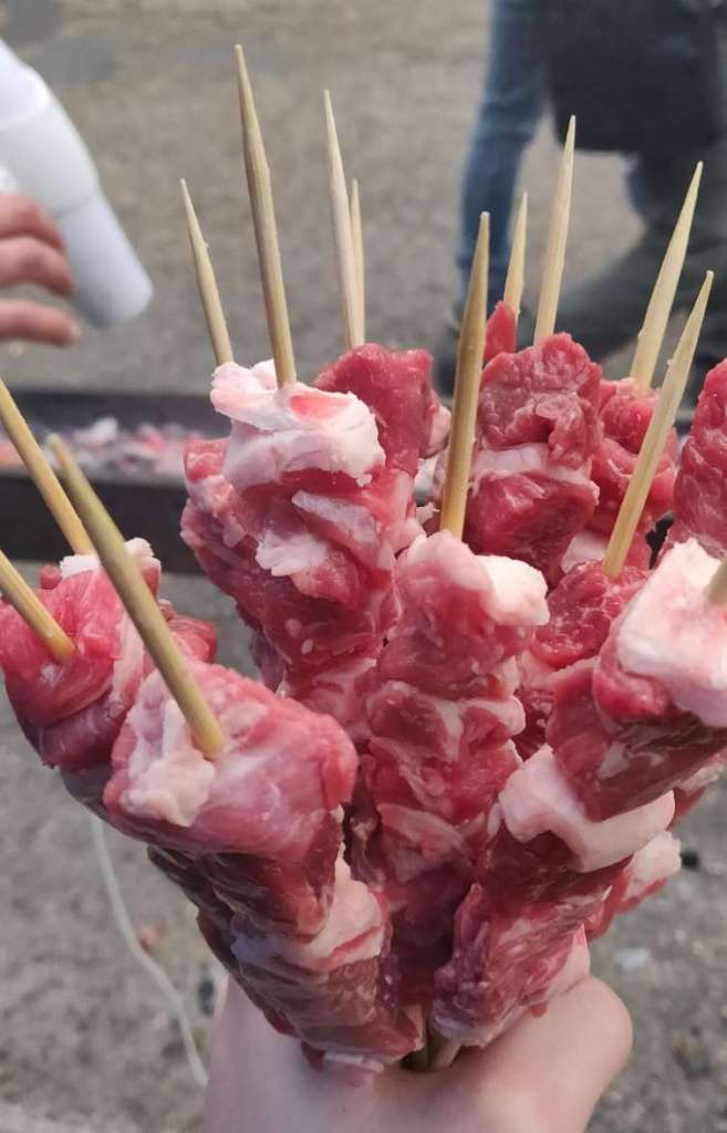 Mangiare i famosi arrosticini di pecora in Abruzzo - blog di viaggi
