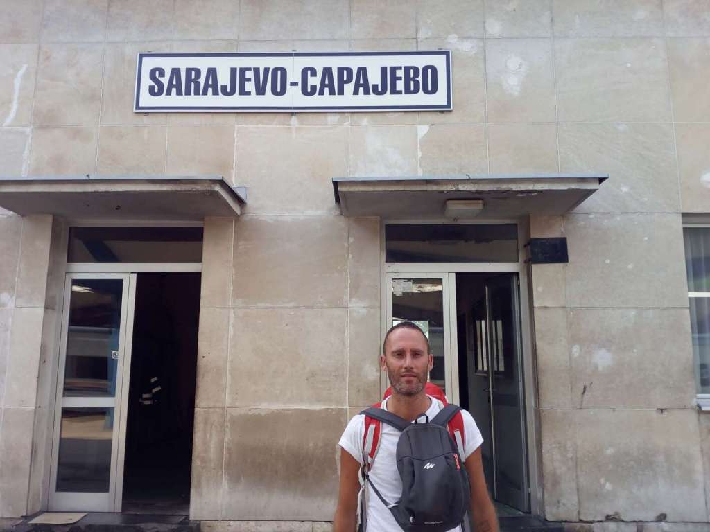 Fabio Sansone stazione dei treni di Sarajevo - Blog di viaggi