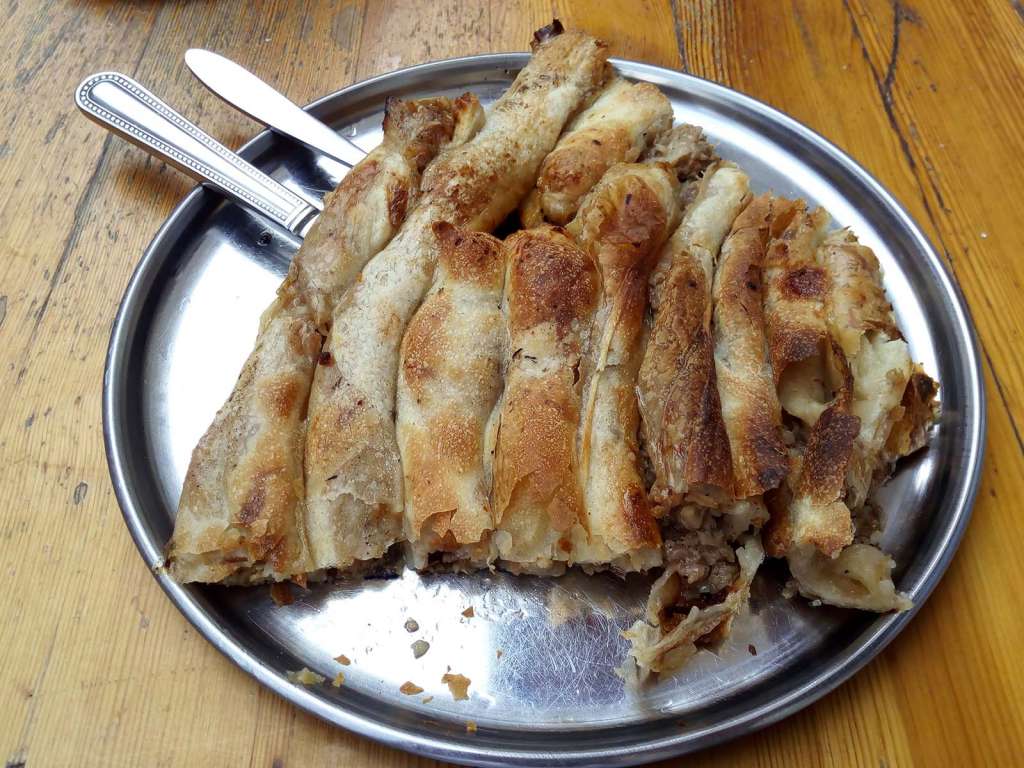Mangiare il Burek piatto tipico bosniaco - blog di viaggi