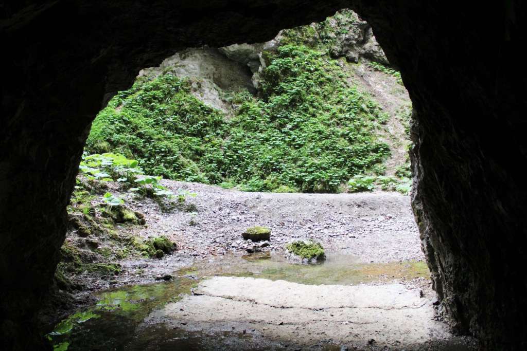 Il tunnel per raggiungere l'Inghiottitoio di Vallivona sul Monte Cervati - blog di viaggi