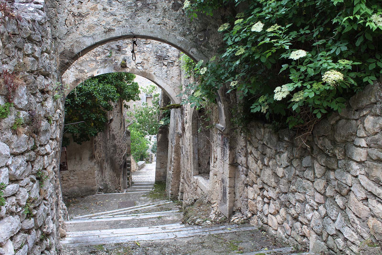 Al momento stai visualizzando Il Borgo di Navelli, paese dello zafferano
