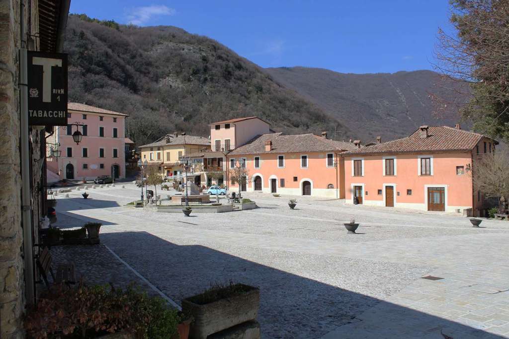 La piazza di Greccio - Blog di viaggi