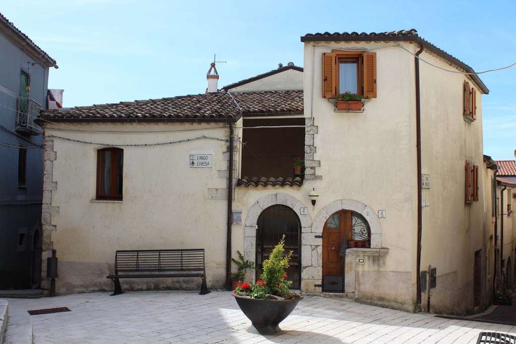 Largo Chiesa nel Borgo di Fornelli in Molise - blog di viaggi