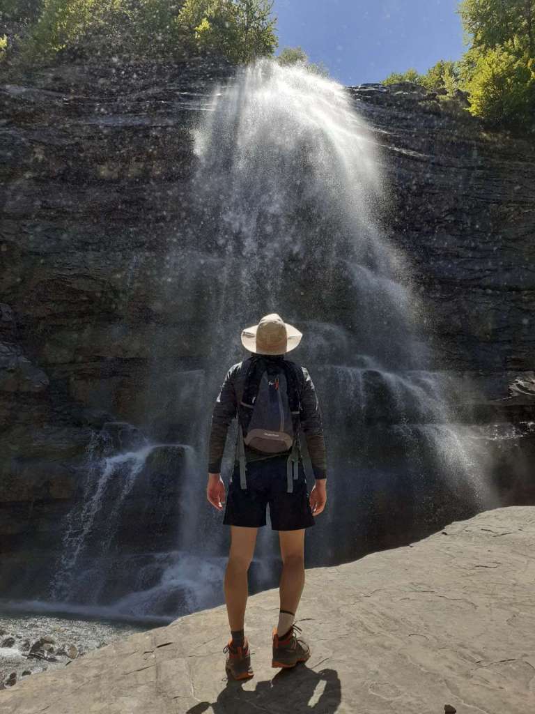 Fabio Sansone sotto la cascata della Morricana in Abruzzo - blog di viaggi