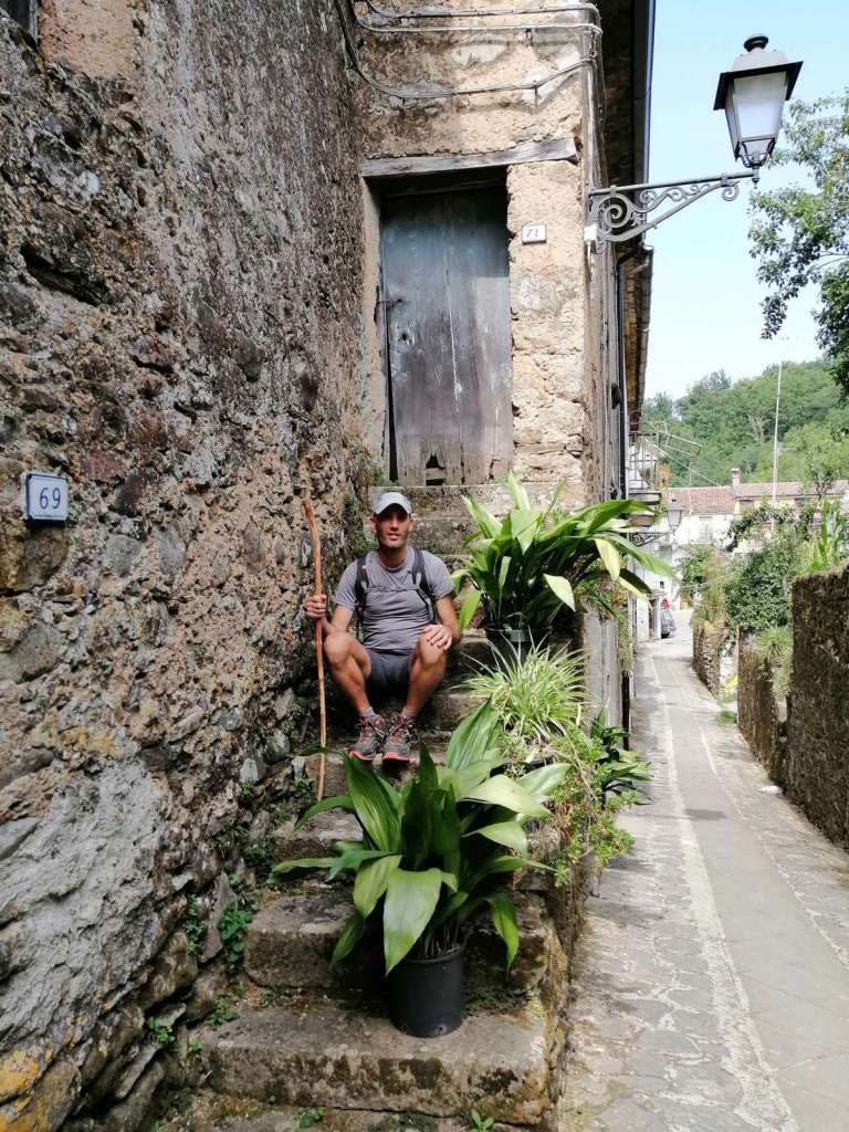 Fabio Sansone nel Borgo di Massicelle lungo il cammino di san nilo - blog di viaggi