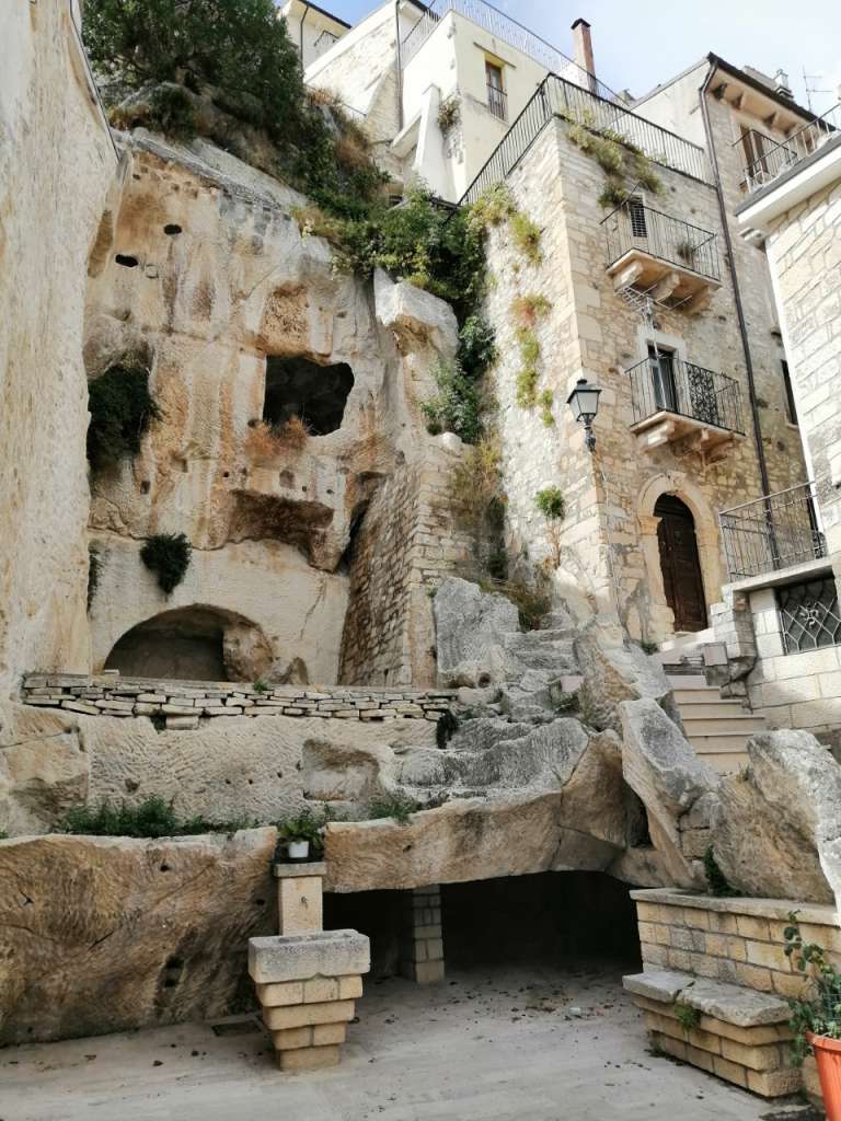 Il borgo di Pennapiedimonte scavato nella roccia - blog di viaggi