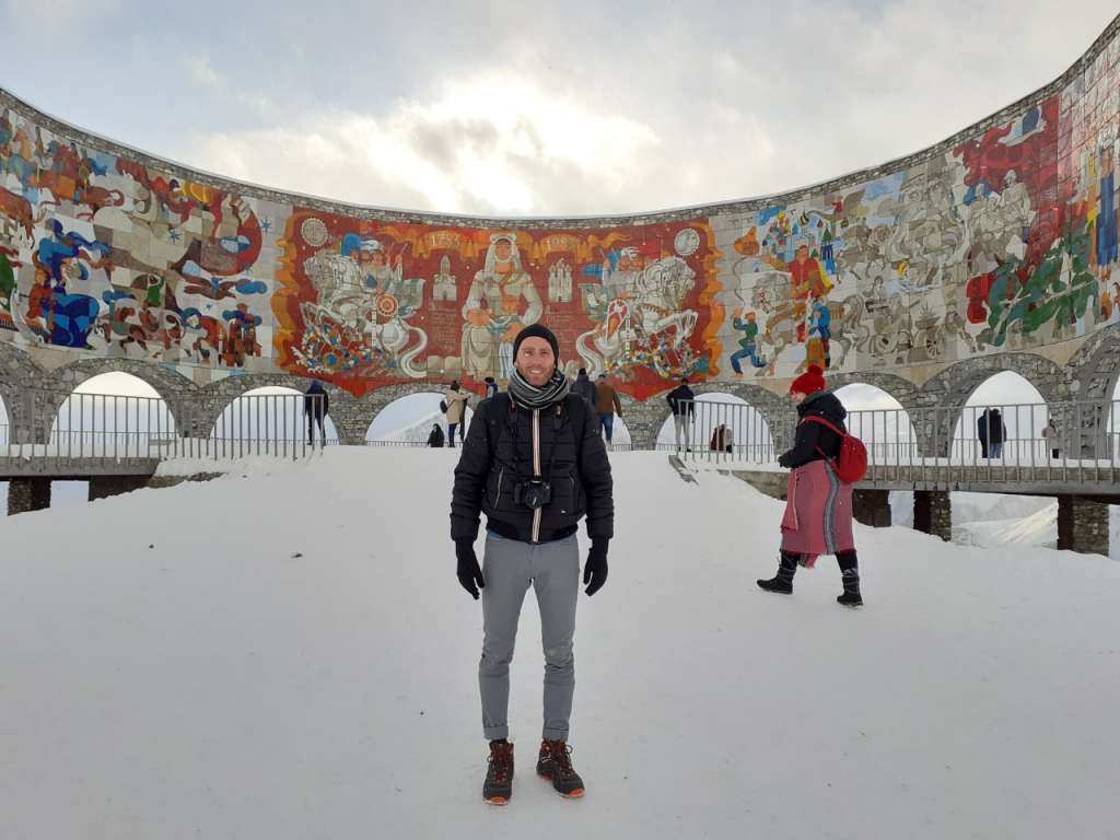 Fabio Sansone in visita al Monumento dell'Amicizia tra Russia e Georgia sul monte Kazbegi - blog di viaggi