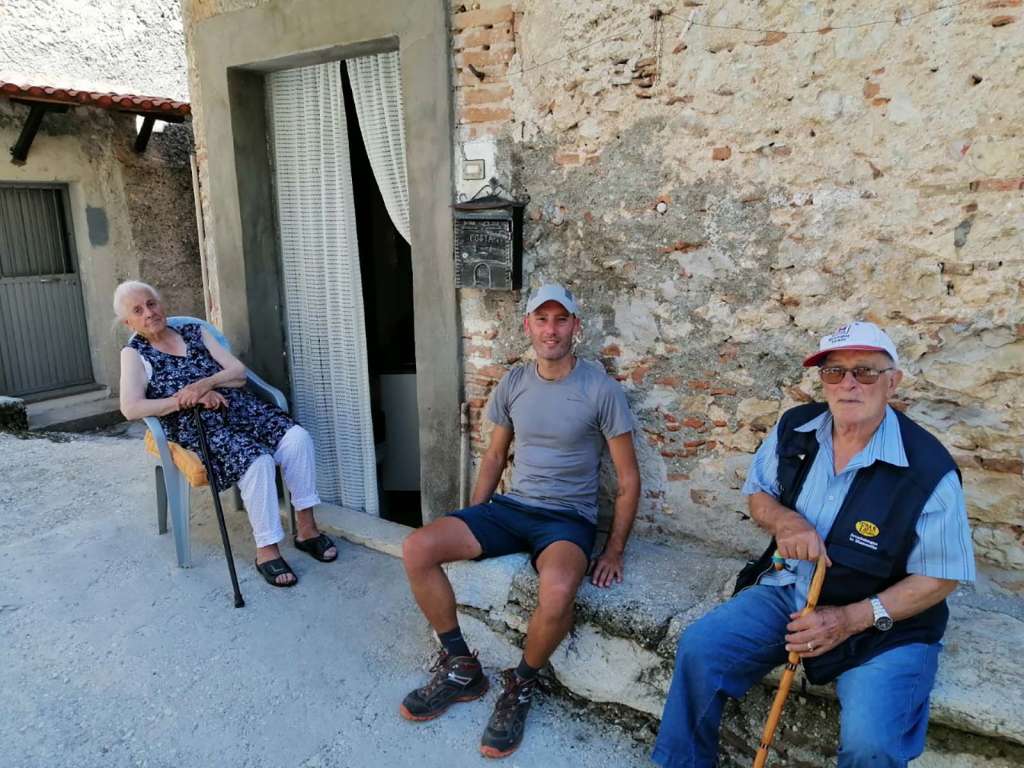 Fabio Sansone a Poggiovalle durante il cammino dei Briganti - Blog di viaggi