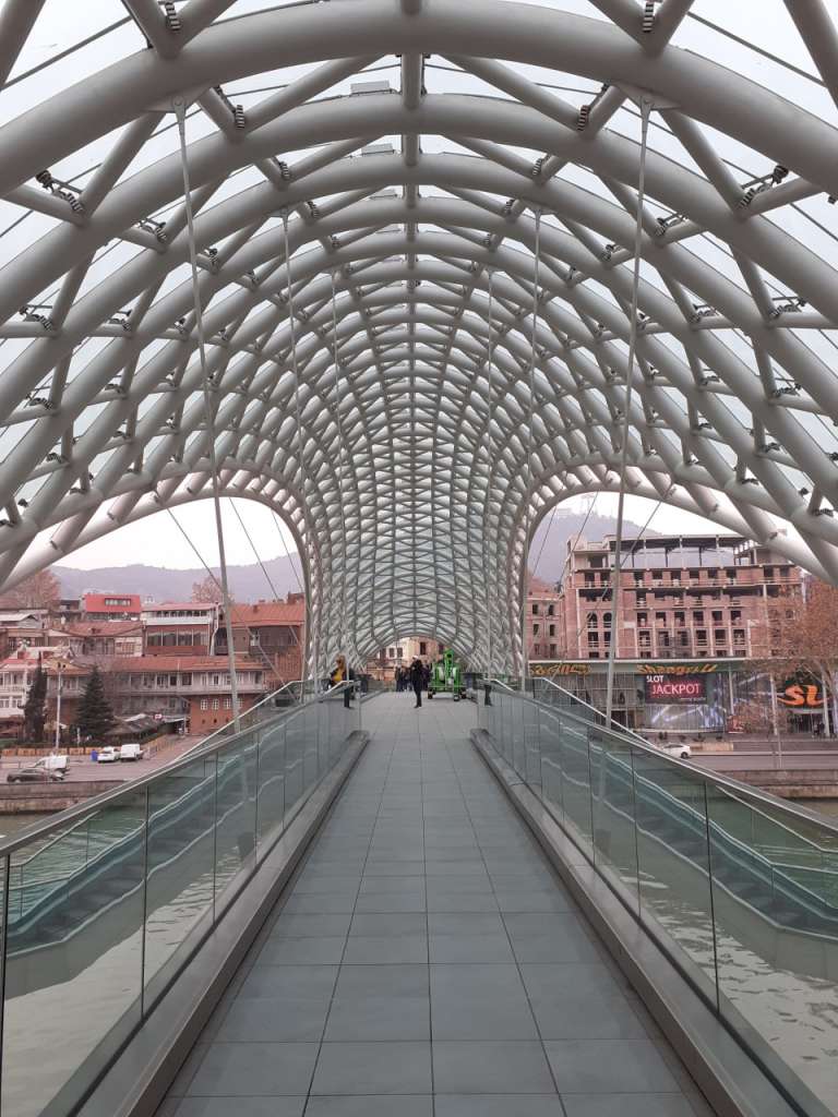 Il ponte della Pace a Tbilisi in Georgia - blog di viaggi