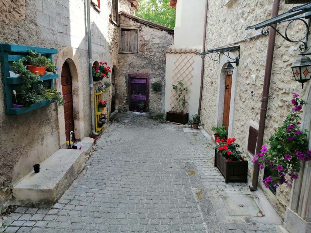 Arredo urbano nei vicoli del borgo di Scanzano - Blog di viaggi
