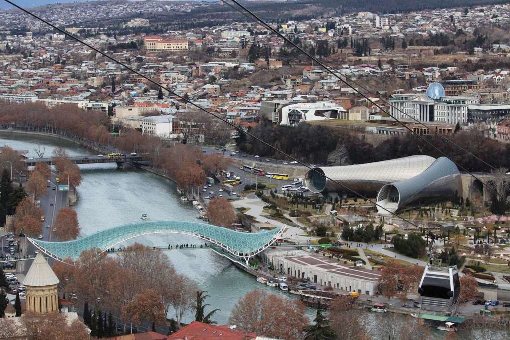 Una vista dall'alto della città di Tbilisi in Georgia - Blog di viaggi