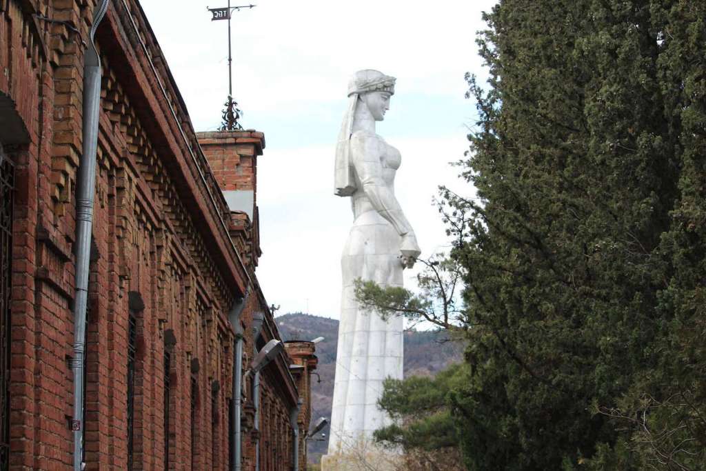 Il monumento Kartlis Deda della madre Georgia a Tbilisi - Blog di viaggi
