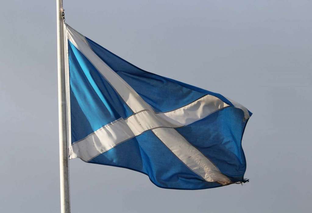 La bandiera scozzese sventola nel cielo di Edimburgo - Blog di viaggi