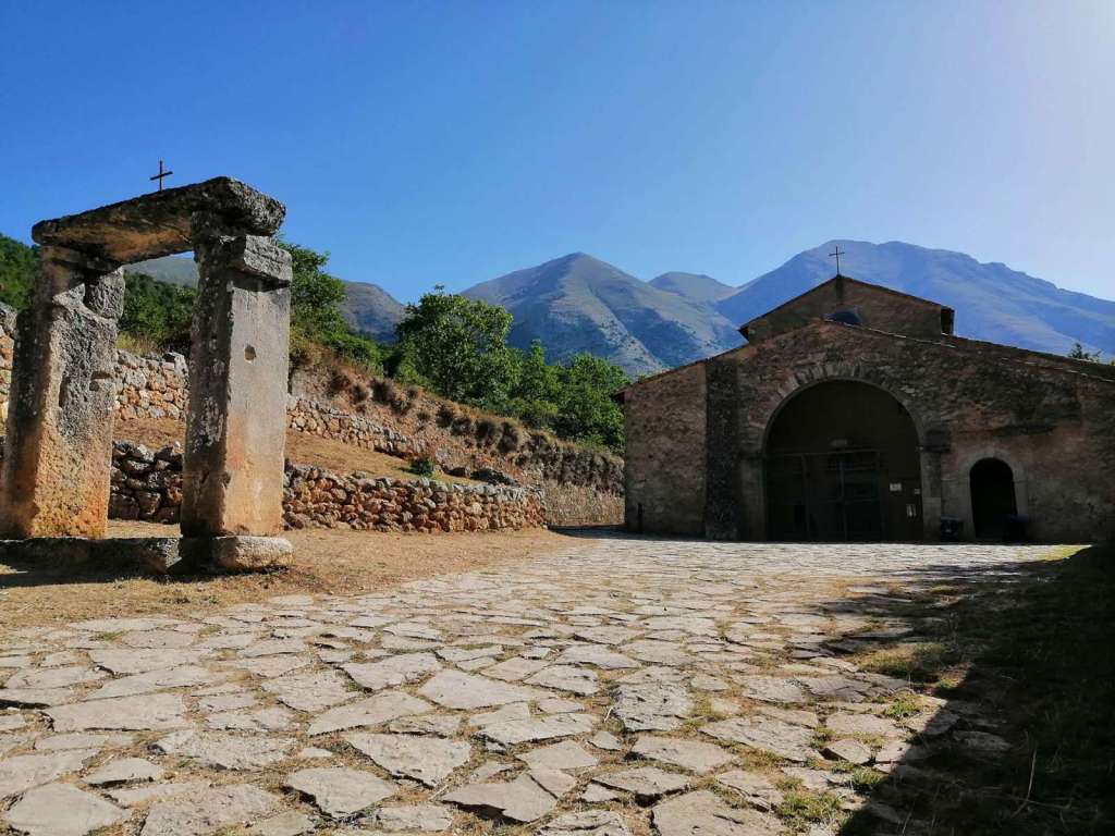 Visitare la chiesa di Santa Maria in Valle Porclaneta - Blog di viaggi