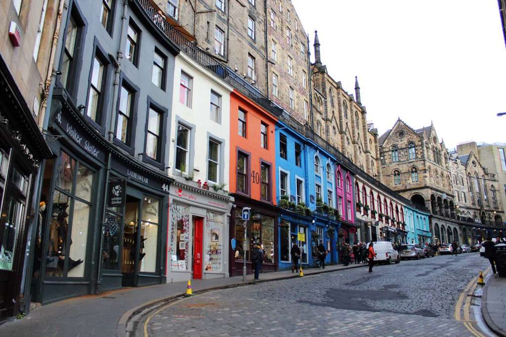 Passeggiare lungo la Victoria street ad Edimburgo in Scozia - Blog di viaggi