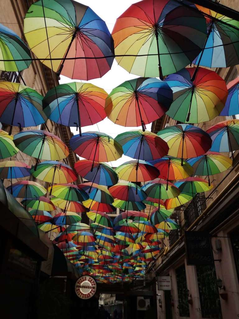 La strada degli ombrelli a Bucarest - Blog di viaggi