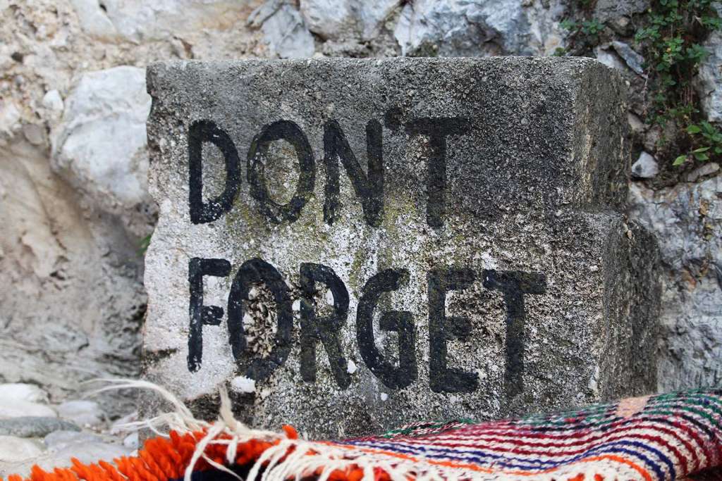 La scritta Dont Forget sulle pietre a Mostar in Bosnia - Blog di viaggi