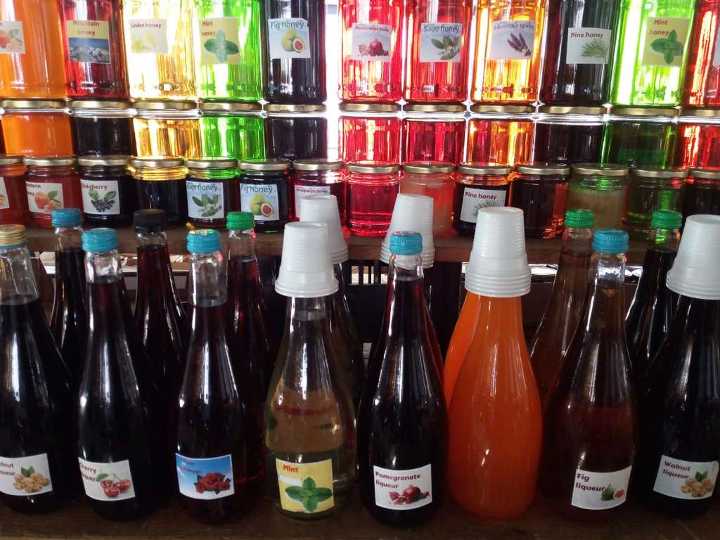 Acquistare la Rakjia al mercato di Mostar in Bosnia - blog di viaggi