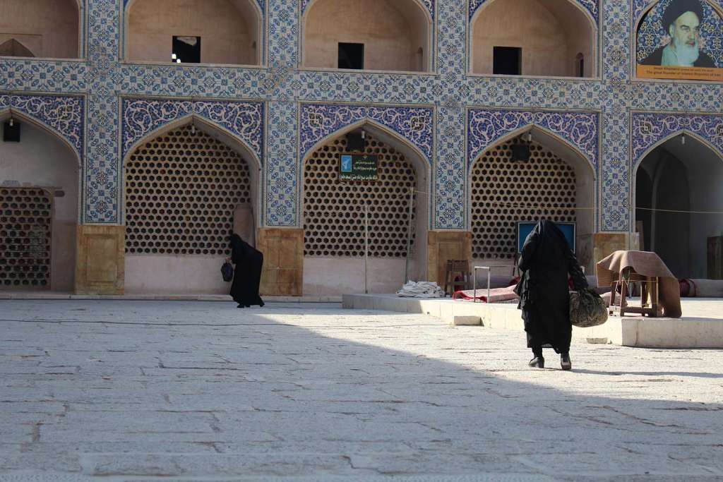 Donne iraniane con il niqāb nella moschea del Venerdì - blog di viaggi