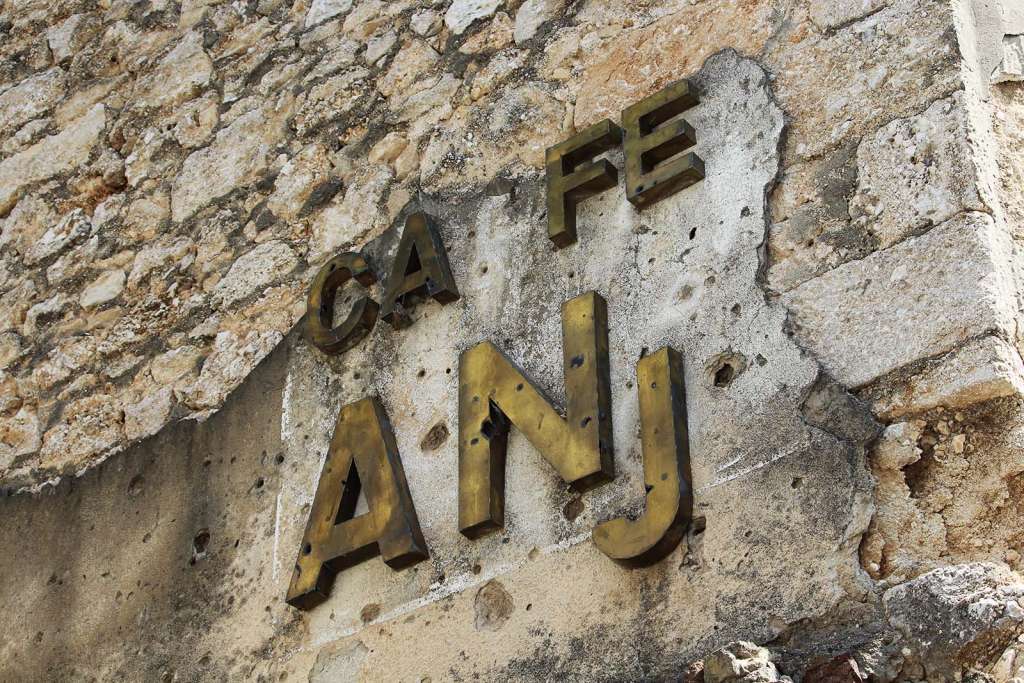 I buchi causati dal colpi di fucile sui palazzi di Mostar - blog di viaggi