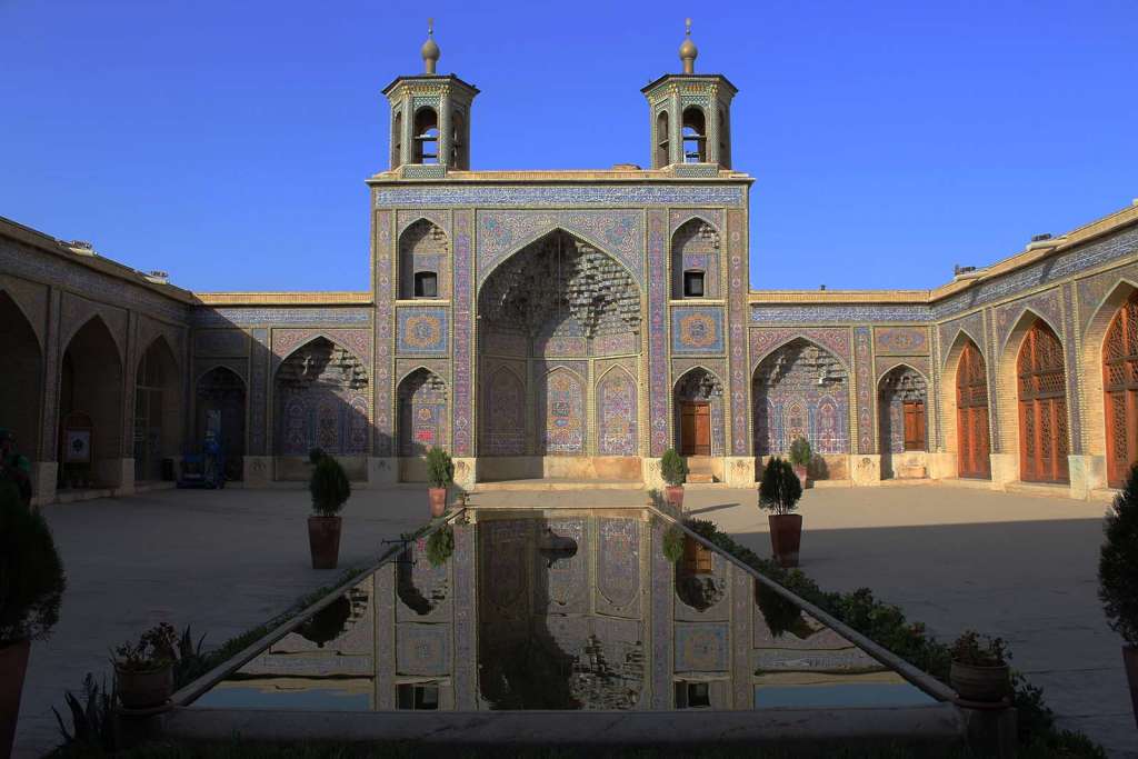 La moschea rosa a Shiraz con i rilessi di luce dagli specchi - Blog di viaggi