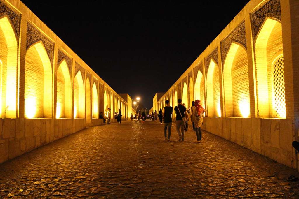 Passeggiare sul ponte Si-o Seh di notte ad Esfahan - Blog di viaggi