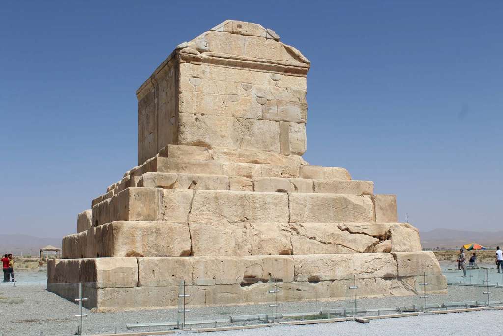 Visitare la tomba di Ciro il Grande nel villaggio di Pasargade in Iran - Blog di viaggi