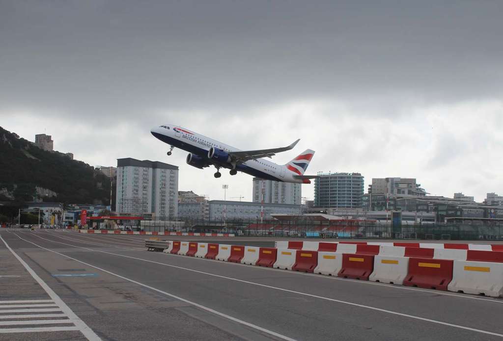 Attraversare a piedi la pista dell'aeroporto di Gibilterra - blog di viaggi