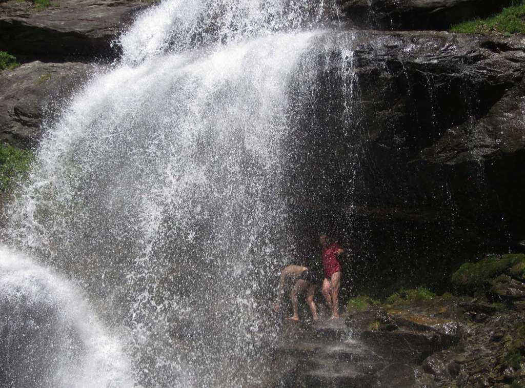 La potenza della cascata delle Cento fonti in Abruzzo - blog di viaggi