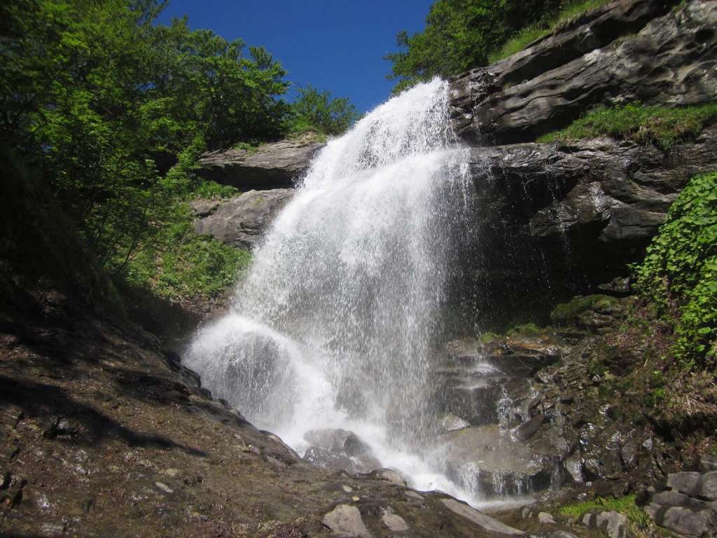 Il salto d'acqua della Cascata delle Cento Fonti in Abruzzo - blog di viaggi