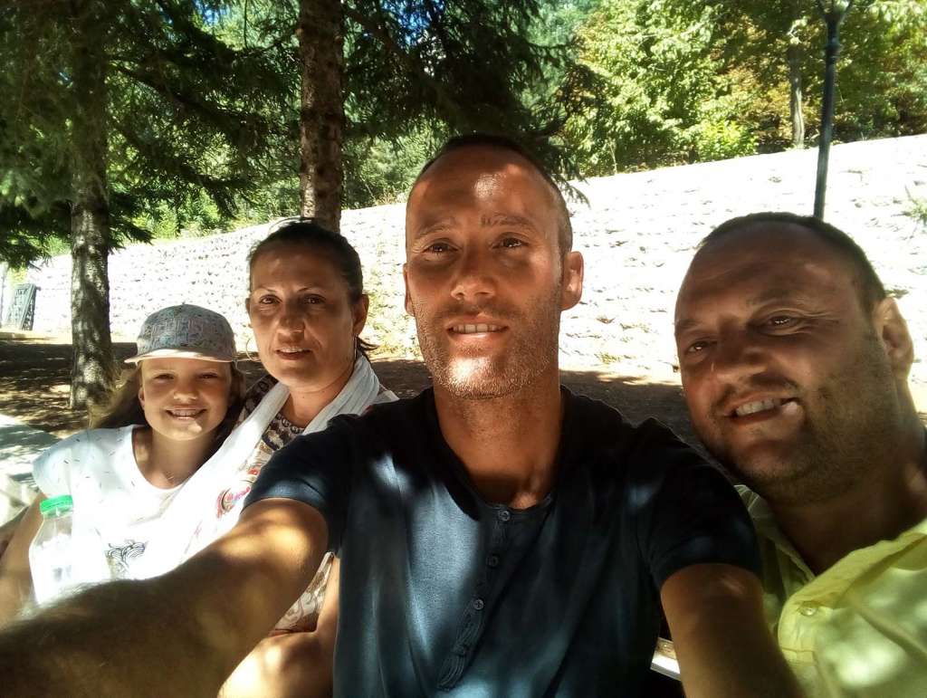 Fabio Sansone in Montenegro in compagnia di gente locale - blog di viaggi