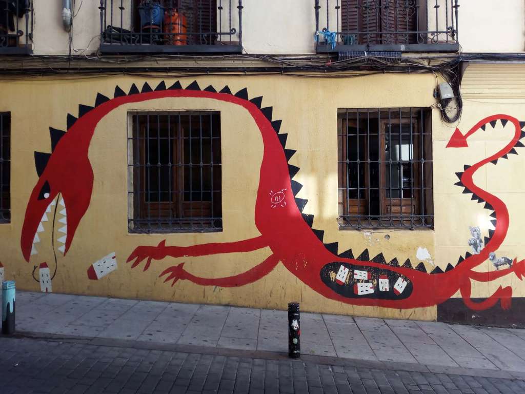 Il murales del drago nel quartiere Lavapies a Madrid - blog di viaggi