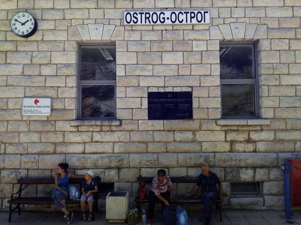 La stazione dei treni di Ostrog in Montenegro - blog di viaggi