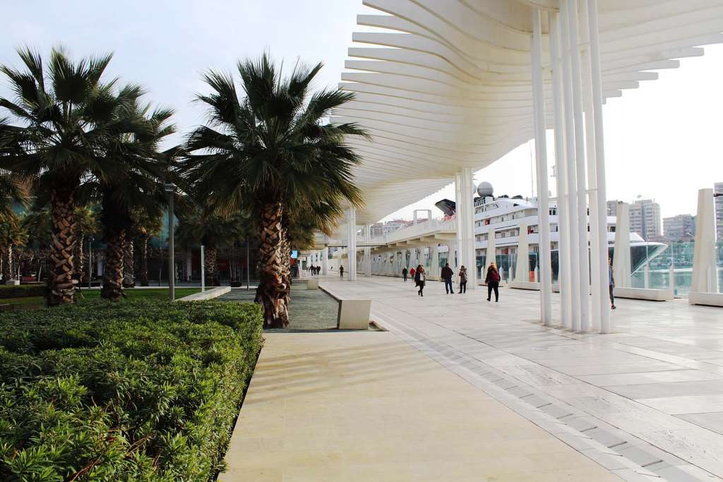 Architettura a Malaga sotto il Paseo Muelle Uno - blog di viaggi