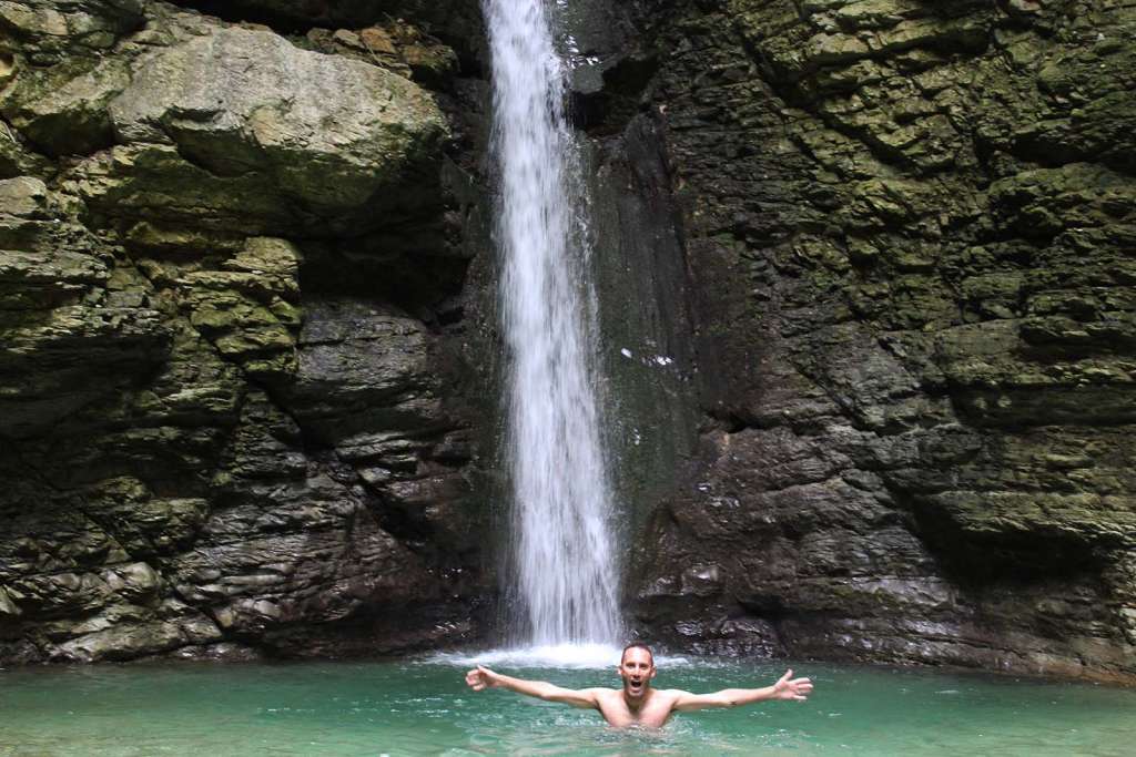 Fabio Sansone fa il bagno nella cascata di Cusano in Abruzzo - blog di viaggi