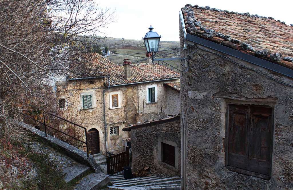 Il borgo di Calascio in provincia dell'Aquila - blog di viaggi