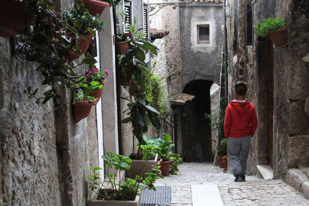 Un vicolo del borgo di Pacentro in Abruzzo - blog di viaggi