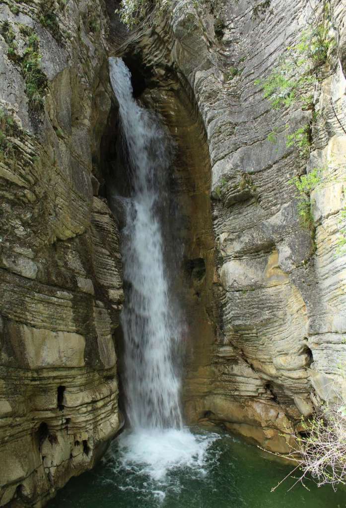 La cascata del Salinello o cascata del Caccamo all'interno delle Gole del Salinello in Abruzzo - blog di viaggi