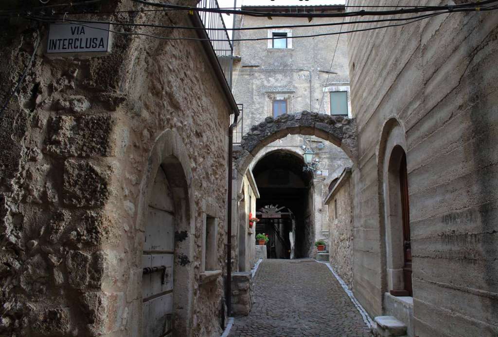Uno splendido scorcio nel borgo di Castelvecchio Calvisio in Abruzzo - blog di viaggi