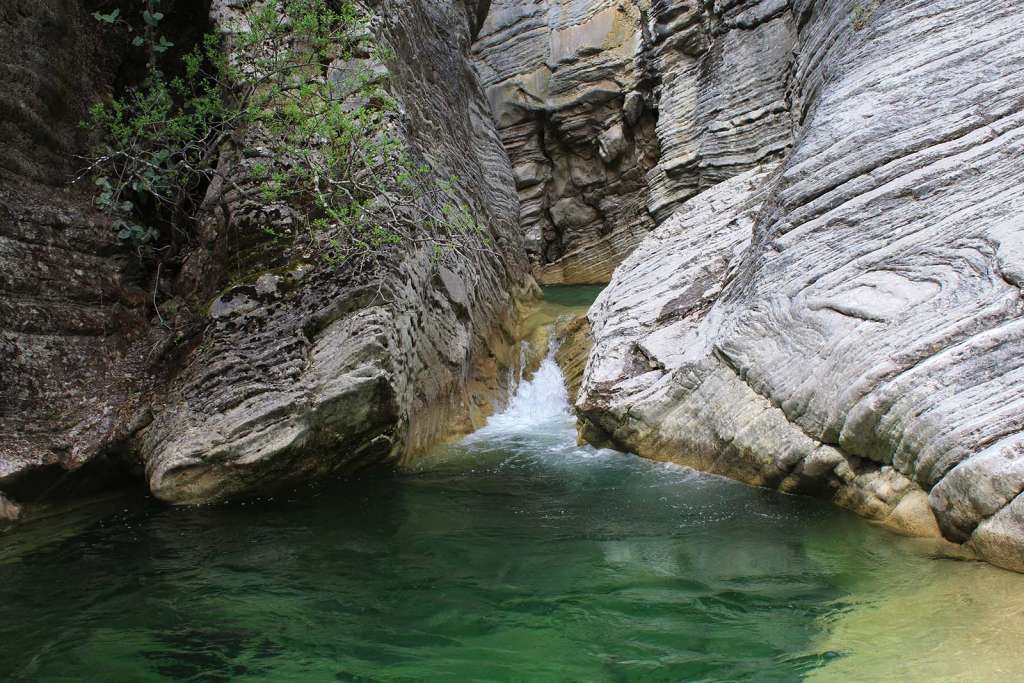 Piscine naturali all'interno delle Gole del Salinello in Abruzzo - blog di viaggi