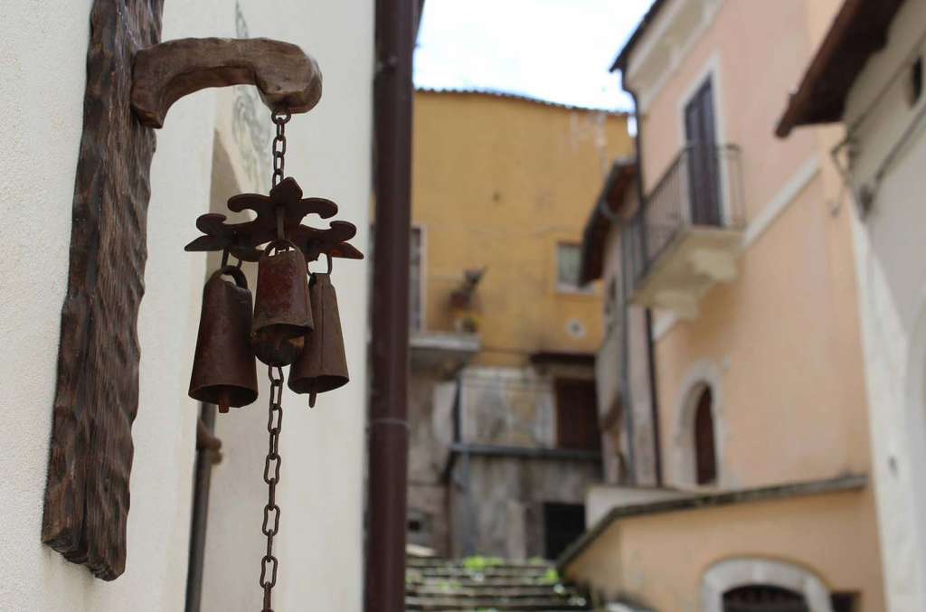 Dettaglio nel borgo di Pettorano sul Gizio in Abruzzo - blog di viaggi