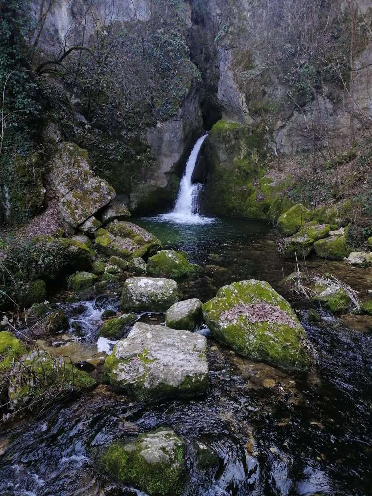 cascatella di Stiffe nei pressi delle grotte vicino L'Aquila - blog di viaggi